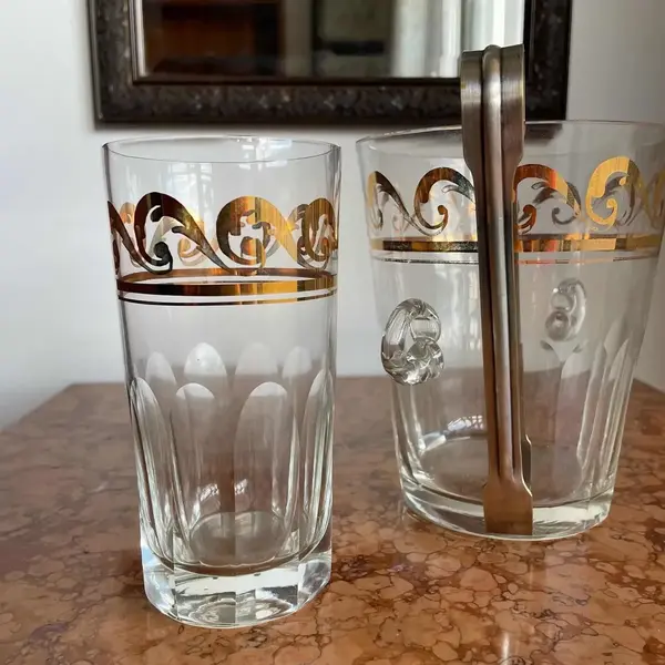 Foto de um(a) Antigo Conjunto Balde De Gelo Com Copos Cristal Art Deco, da categoria de Baldes de Gelo. Antigo e fino conjunto composto por balde gelo e 5 copos em cristal europeu lapidados à mão, com filetes de ouro, acompanha... Mostrado de uma perspectiva diferente. Vendido no marketplace Trésors.