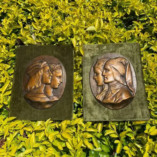 Foto de um(a) Antigo Par De Placas Quadros Bronze Italiano Dante Beatrice, da categoria de Objetos de parede esculturais. Antigo e decorativo par de placas/quadros artísticos em bronze, um deles com medalhão de Dante e Beatrice e o outro de... Mostrado de uma perspectiva diferente. Vendido no marketplace Trésors.