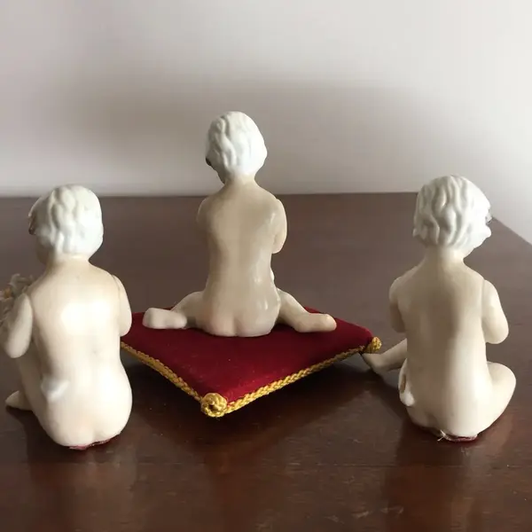 Foto de um(a) Antigo Bibelô Nua Em Biscuit Porcelana Espanhola Marti Piero, da categoria de Modelos e estatuetas. Marti Piero. 3 bibelôs da famosa porcelana espanhola, com filetes de ouro. Medida aproximadamente 8 x 9cm cada. Mostrado de uma perspectiva diferente. Vendido no marketplace Trésors.
