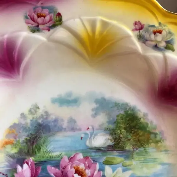 Foto de um(a) Antigo Prato Decorativo Bandeja Porcelana Alemã Art Nouveau, da categoria de Pratos Decorativos. Antigo e lindo prato com alças, bandeja em porcelana artística alemã, com belíssima decoração floral e medalhão central com... Mostrado de uma perspectiva diferente. Vendido no marketplace Trésors.