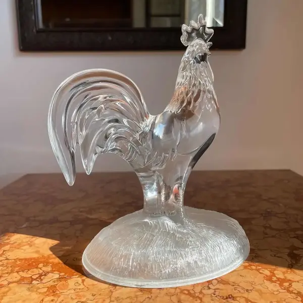 Foto de um(a) Antiga Escultura Galo Art Deco Em Cristal Francês Luminarc, da categoria de Escultura. Luminarc - Verrerie D’arques, France. Antiga escultura artística representando galo lapidado em cristal francês de excelente... Mostrado de uma perspectiva diferente. Vendido no marketplace Trésors.