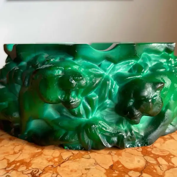 Foto de um(a) Antigo Raro Cinzeiro Art Deco Cristal Malaquita Ingrid Glass, da categoria de Cinzeiros. Ingrid Glass by Heinrich Hoffmann. Peça rara. Antigo e grande cinzeiro em cristal de malaquita, todo lapidado à mão.... Mostrado de uma perspectiva diferente. Vendido no marketplace Trésors.