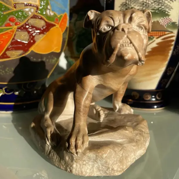 Foto de um(a) Antiga Rara Escultura Cachorro Buldogue Mármore Ernst Beck, da categoria de Escultura. E. Beck (Ernst Beck - 1879/1941). Antiga escultura artística de cachorro buldogue esculpido à mão em mármore italiano. Peça... Mostrado de uma perspectiva diferente. Vendido no marketplace Trésors.