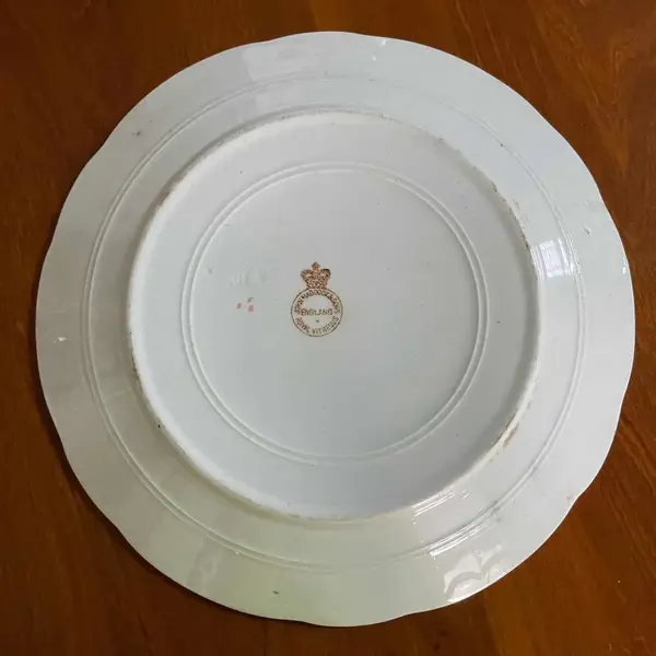 Foto de um(a) Antigos Pratos Decorativos Porcelana Inglesa John Maddock, da categoria de Pratos Decorativos. John Maddock & Sohns - Royal Vitreous. Antigo e lindo conjunto com quatro pratos decorativos em porcelana artística inglesa.... Mostrado de uma perspectiva diferente. Vendido no marketplace Trésors.