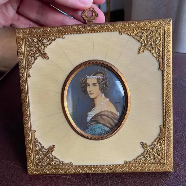 Foto de um(a) Miniature Portrait Antigo Quadrinho Camafeu Pintado À Mão, da categoria de Pinturas. Miniature Portrait. Antigo e lindo quadrinho Camafeu Europeu com figura de dama pintado à mão em folha de marfim. Moldura em... Mostrado de uma perspectiva diferente. Vendido no marketplace Trésors.