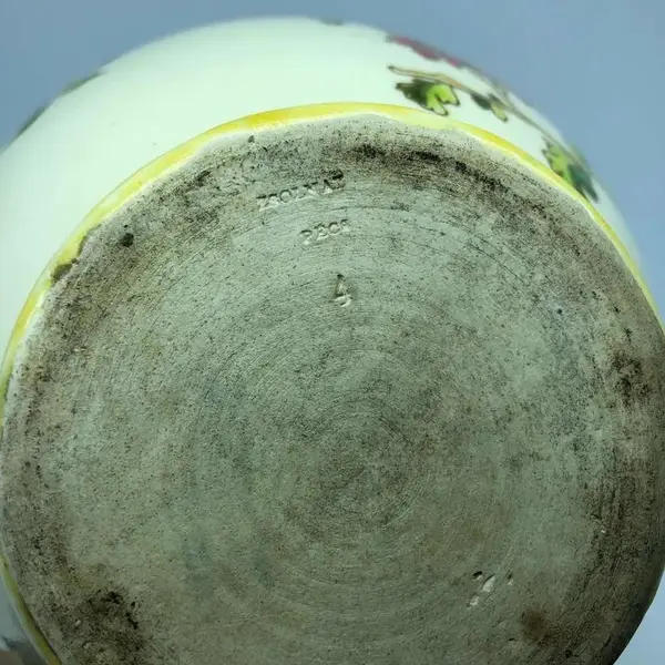 Foto de um(a) Antiga Grande Jarra Vitoriana Em Cerâmica Húngara Zsolnay, da categoria de Jarros. Zsolnay (fundada em 1853) Antiga e grande jarra em cerâmica artística húngara, pintada à mão, com decoração floral e fios de... Mostrado de uma perspectiva diferente. Vendido no marketplace Trésors.