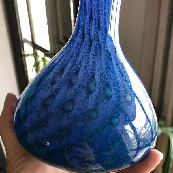Foto de um(a) Antigo Lindo Jarro Vaso Solitário Em Murano Italiano Azul, da categoria de Vasos. Lindo vaso em Murano italiano feito à mão. Peça imponente.Período Art Deco. Cores vivas e brilhantes, muito decorativo. ... Mostrado de uma perspectiva diferente. Vendido no marketplace Trésors.