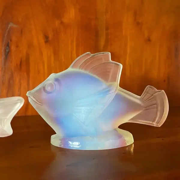 Foto de um(a) Antigo Par De Esculturas De Peixe Vidro Opalescente Sabino, da categoria de Escultura. Sabino Glass. Antigo par de esculturas artísticas em cristal francês opalescente. Peças ricamente lapidadas à mão. Com... Mostrado de uma perspectiva diferente. Vendido no marketplace Trésors.