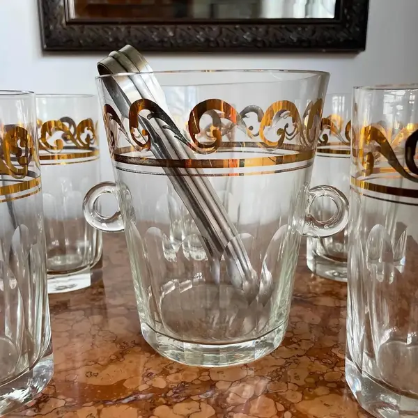 Foto de um(a) Antigo Conjunto Balde De Gelo Com Copos Cristal Art Deco, da categoria de Baldes de Gelo. Antigo e fino conjunto composto por balde gelo e 5 copos em cristal europeu lapidados à mão, com filetes de ouro, acompanha... Mostrado de uma perspectiva diferente. Vendido no marketplace Trésors.