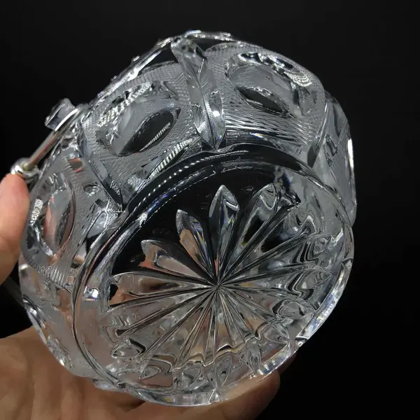 Foto de um(a) Antiga Linda Cesta Em Cristal Europeu Com Alça Em Prata, da categoria de Cestos e Caixas. Antiga e linda cesta em cristal europeu lapidado à mão, alça em metal espessurado à prata. Uma peça super decorativa e... Mostrado de uma perspectiva diferente. Vendido no marketplace Trésors.
