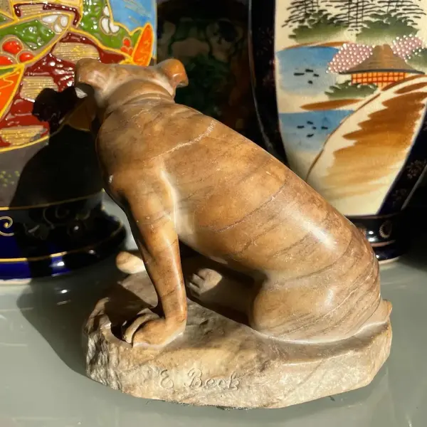 Foto de um(a) Antiga Rara Escultura Cachorro Buldogue Mármore Ernst Beck, da categoria de Escultura. E. Beck (Ernst Beck - 1879/1941). Antiga escultura artística de cachorro buldogue esculpido à mão em mármore italiano. Peça... Mostrado de uma perspectiva diferente. Vendido no marketplace Trésors.