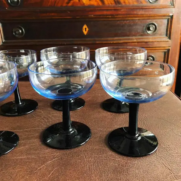 Foto de um(a) Antigas Finas Taças Para Champanhe Cristal Tcheco Art Deco, da categoria de Jogos de taças e copos. Antigo conjunto com 6 taças para champagne ou também pode ser usadas para sobremesas geladas, fica muito elegante, feitas em... Mostrado de uma perspectiva diferente. Vendido no marketplace Trésors.