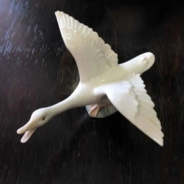 Foto de um(a) Antiga Rara Escultura De Pato Em Porcelana Espanhola Lladró, da categoria de Escultura. Lladró. Linda escultura representando pato em movimento, feito à mão, em finíssima porcelana espanhola, da famosa manufatura... Mostrado de uma perspectiva diferente. Vendido no marketplace Trésors.