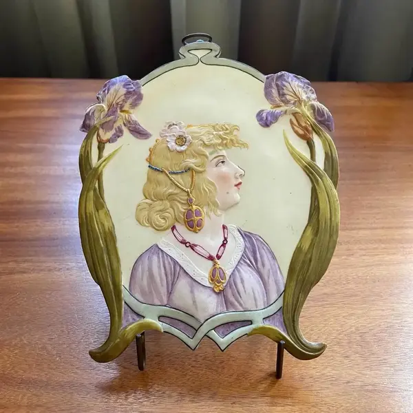Foto de um(a) Antiga Placa Escultura De Dama Art Nouveau Biscuit Francêsq, da categoria de Placas. ~ Art Nouveau ~ Antiga e linda placa decorativa em biscuit francês, peça toda artística, feita e pintada à mão. Os detalhes... Mostrado de uma perspectiva diferente. Vendido no marketplace Trésors.