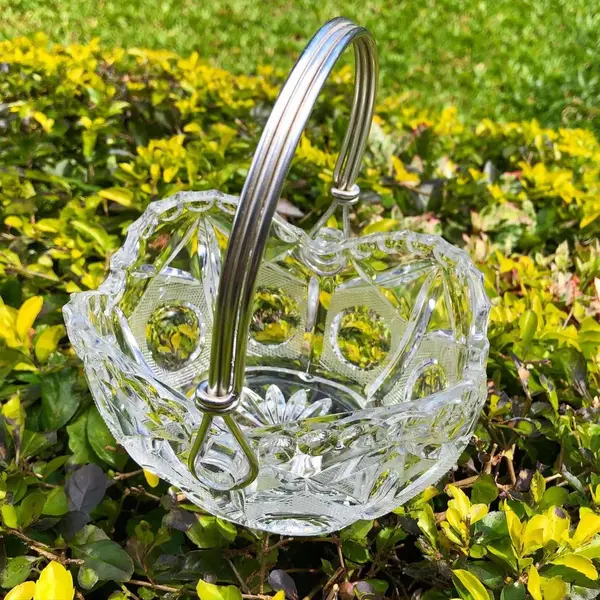 Foto de um(a) Antiga Linda Cesta Em Cristal Europeu Com Alça Em Prata, da categoria de Cestos e Caixas. Antiga e linda cesta em cristal europeu lapidado à mão, alça em metal espessurado à prata. Uma peça super decorativa e... Mostrado de uma perspectiva diferente. Vendido no marketplace Trésors.