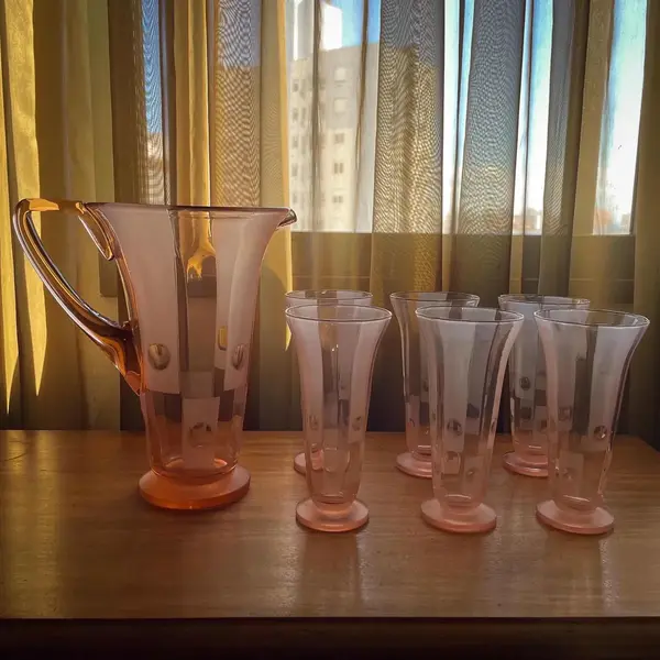 Foto de um(a) Antigo Conjunto Jarra Com 6 Copos Cristal Tcheco Art Deco, da categoria de Jogos de taças e copos. De tirar o fôlego!Antigo e excepcional conjunto para refrescos, composto por linda e grande jarra e seus respectivos seis... Mostrado de uma perspectiva diferente. Vendido no marketplace Trésors.