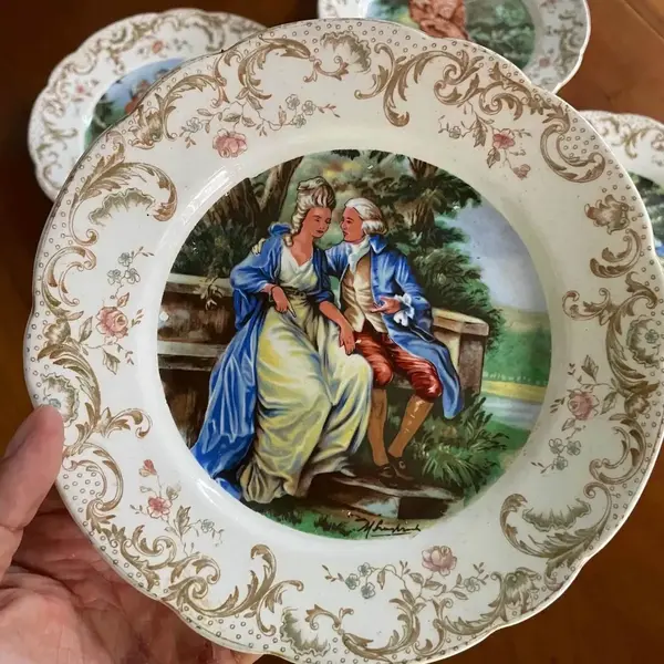 Foto de um(a) Antigos Pratos Decorativos Porcelana Inglesa John Maddock, da categoria de Pratos Decorativos. John Maddock & Sohns - Royal Vitreous. Antigo e lindo conjunto com quatro pratos decorativos em porcelana artística inglesa.... Mostrado de uma perspectiva diferente. Vendido no marketplace Trésors.