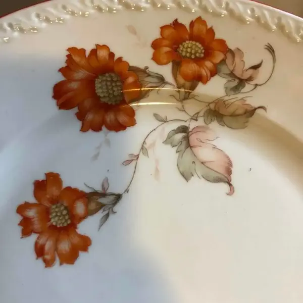 Foto de um(a) Antiga Bandeja Prato Decorativo Porcelana Tcheca Art Deco, da categoria de Travessas e tigelas. Antigo prato com alças, decorativo ou para servir em porcelana Tcheca, com linda decoração floral. Período Art Deco.Diâmetro... Mostrado de uma perspectiva diferente. Vendido no marketplace Trésors.