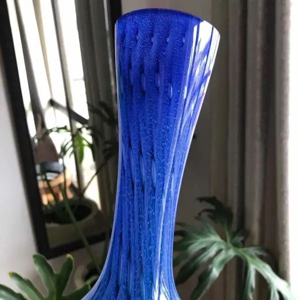 Foto de um(a) Antigo Lindo Jarro Vaso Solitário Em Murano Italiano Azul, da categoria de Vasos. Lindo vaso em Murano italiano feito à mão. Peça imponente.Período Art Deco. Cores vivas e brilhantes, muito decorativo. ... Mostrado de uma perspectiva diferente. Vendido no marketplace Trésors.