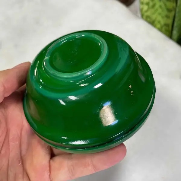 Foto de um(a) Antiga Caixa Porta Jóias Ingrid Malaquita Glass Art Deco, da categoria de Porta-Jóias. Malachite Glass. Ingrid Glass by Heinrich Hoffmann. Antiga caixa porta jóias em vidro artístico de malaquita. Linda... Mostrado de uma perspectiva diferente. Vendido no marketplace Trésors.