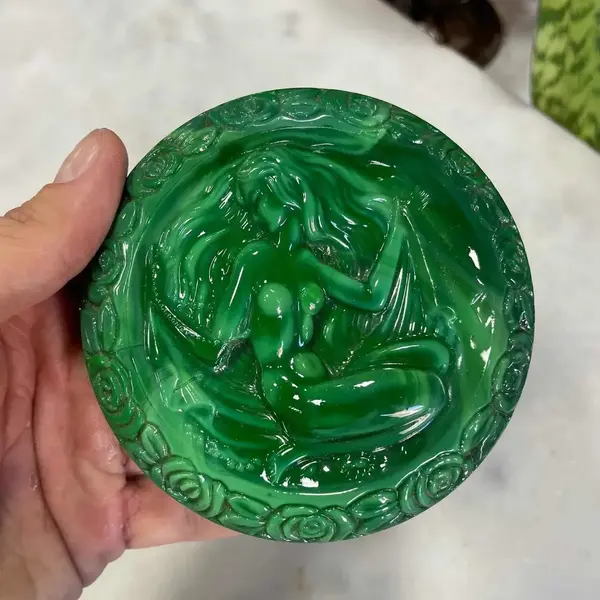 Foto de um(a) Antiga Caixa Porta Jóias Ingrid Malaquita Glass Art Deco, da categoria de Porta-Jóias. Malachite Glass. Ingrid Glass by Heinrich Hoffmann. Antiga caixa porta jóias em vidro artístico de malaquita. Linda... Mostrado de uma perspectiva diferente. Vendido no marketplace Trésors.