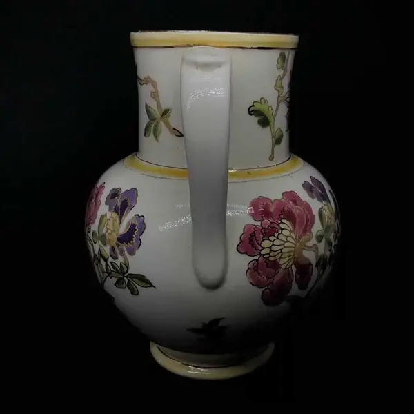 Foto de um(a) Antiga Grande Jarra Vitoriana Em Cerâmica Húngara Zsolnay, da categoria de Jarros. Zsolnay (fundada em 1853) Antiga e grande jarra em cerâmica artística húngara, pintada à mão, com decoração floral e fios de... Mostrado de uma perspectiva diferente. Vendido no marketplace Trésors.