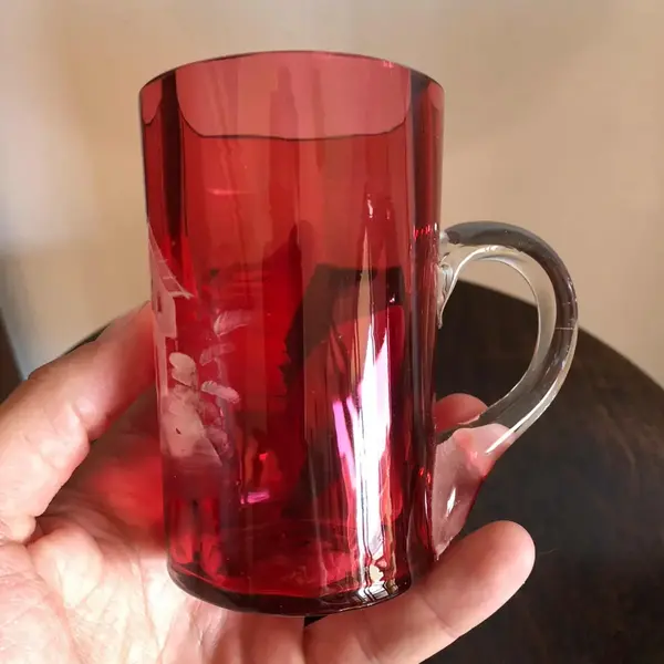 Foto de um(a) Antiga Caneca Copo De Coleção Murano Veneziano Mary Gregory, da categoria de Canecas. Mary Gregory. Antiga caneca veneziana, com linda pintura feita à mão com esmalte branco. Item de coleção. Em perfeito... Mostrado de uma perspectiva diferente. Vendido no marketplace Trésors.