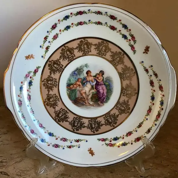 Foto de um(a) Antigo Prato De Servir Decorativo Com Alças Porcelana Tcheca, da categoria de Pratos Decorativos. Antigo e lindo prato com alças, para servir e decorar. Em porcelana artística de procedência Tcheca. Belíssima e farta... Mostrado de uma perspectiva diferente. Vendido no marketplace Trésors.