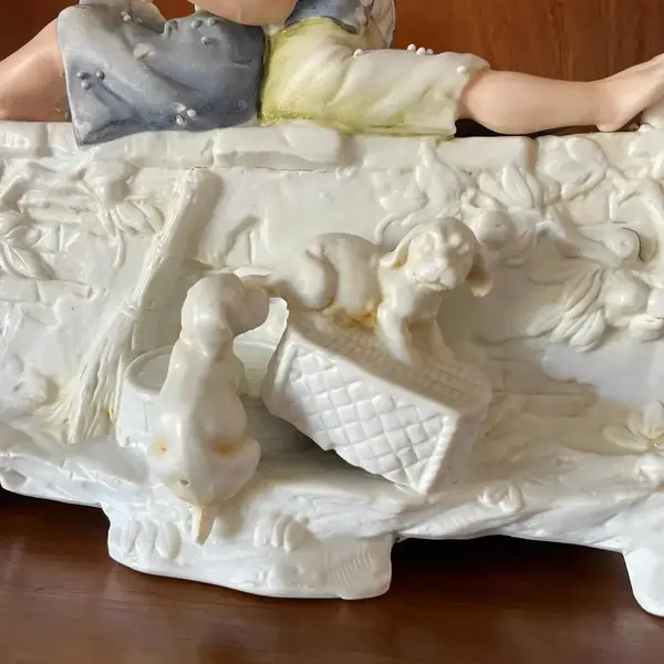 Foto de um(a) Antiga Escultura Floreira Em Biscuit Alemão Déposé Nouveau, da categoria de Escultura. Antigo bloco escultórico/floreira decorativa com figuras de crianças e cachorros, peça artística toda feita e pintada à mão... Mostrado de uma perspectiva diferente. Vendido no marketplace Trésors.