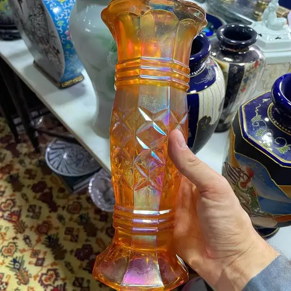 Foto de um(a) Antigo Raro Vaso Jarro Art Deco Vidro Fogo Carnival Glass, da categoria de Vasos. Antigo raro vaso em vidro artístico fogo Carnival Glass, peças nesse material estão ficando cada vez mais difíceis de... Mostrado de uma perspectiva diferente. Vendido no marketplace Trésors.