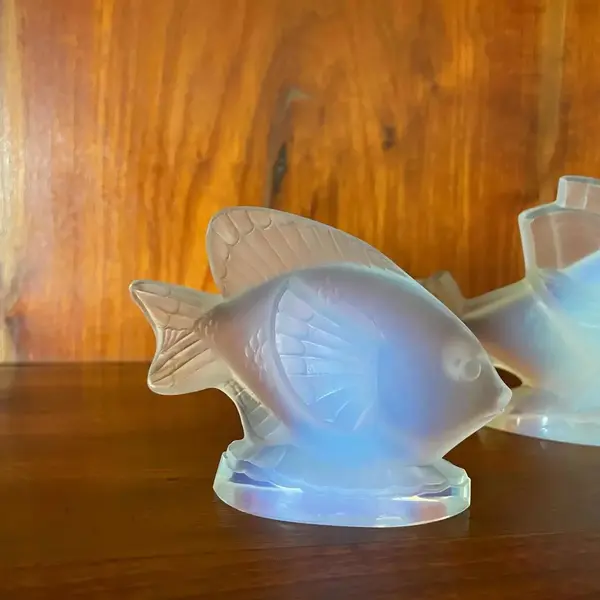 Foto de um(a) Antigo Par De Esculturas De Peixe Vidro Opalescente Sabino, da categoria de Escultura. Sabino Glass. Antigo par de esculturas artísticas em cristal francês opalescente. Peças ricamente lapidadas à mão. Com... Mostrado de uma perspectiva diferente. Vendido no marketplace Trésors.