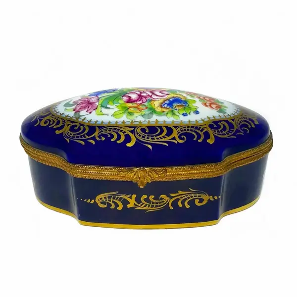 Foto de um(a) Antiga Caixa Decorativa Porta Jóias Porcelana Sèvres France, da categoria de Cestos e Caixas. Sèvres. Antiga caixa porta jóias em porcelana artística francesa da manufatura de Sèvres, cor azul cobalto, a favorita do... Vendido no marketplace Trésors.
