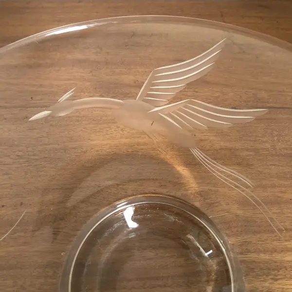 Foto de um(a) Antigo Prato Centro De Mesa Art Deco Cristal Sueco Orrefors, da categoria de Centro de mesa. Antigo e excepcional centro de mesa artístico em finíssimo cristal Suíço. Manufatura Orrefors. Lapidação manual com figura... Mostrado de uma perspectiva diferente. Vendido no marketplace Trésors.
