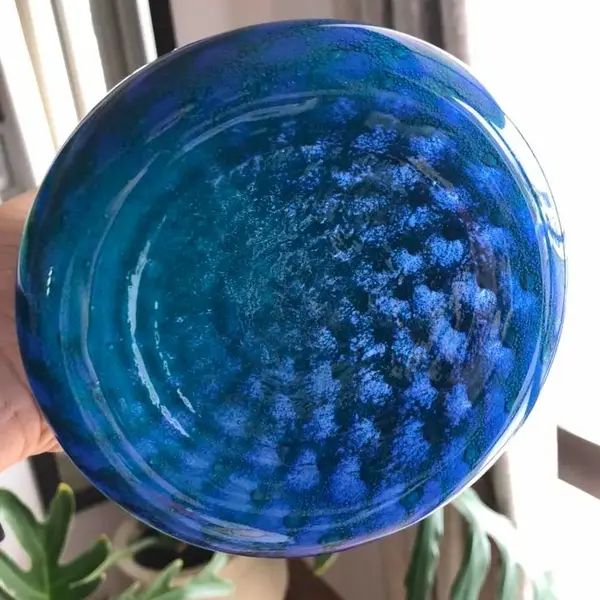 Foto de um(a) Antigo Lindo Jarro Vaso Solitário Em Murano Italiano Azul, da categoria de Vasos. Lindo vaso em Murano italiano feito à mão. Peça imponente.Período Art Deco. Cores vivas e brilhantes, muito decorativo. ... Mostrado de uma perspectiva diferente. Vendido no marketplace Trésors.