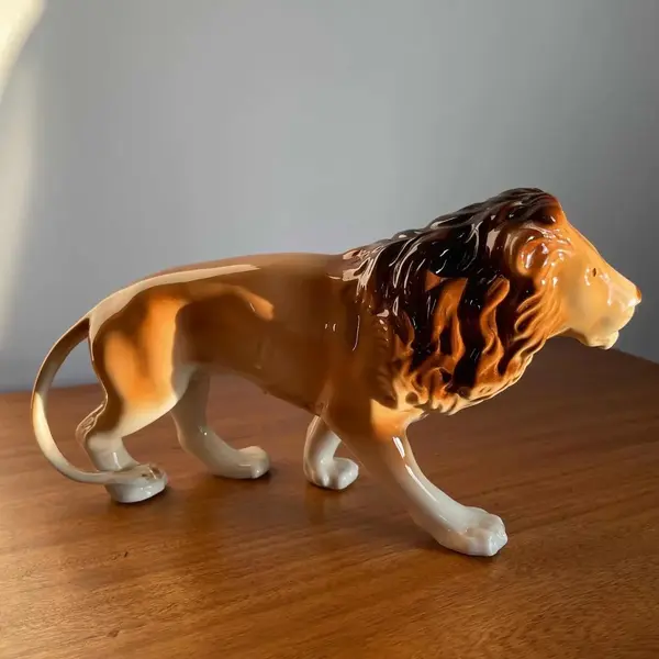 Foto de um(a) Antiga Escultura Art Deco De Leão Porcelana Tcheca Royal Dux, da categoria de Escultura. Royal Dux. Antiga e linda escultura artística em porcelana Tcheca. De uma das melhores manufaturas do mundo. Peça feita à... Mostrado de uma perspectiva diferente. Vendido no marketplace Trésors.