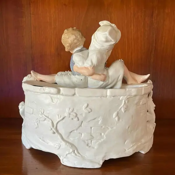 Foto de um(a) Antiga Escultura Floreira Em Biscuit Alemão Déposé Nouveau, da categoria de Escultura. Antigo bloco escultórico/floreira decorativa com figuras de crianças e cachorros, peça artística toda feita e pintada à mão... Mostrado de uma perspectiva diferente. Vendido no marketplace Trésors.
