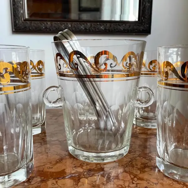 Foto de um(a) Antigo Conjunto Balde De Gelo Com Copos Cristal Art Deco, da categoria de Baldes de Gelo. Antigo e fino conjunto composto por balde gelo e 5 copos em cristal europeu lapidados à mão, com filetes de ouro, acompanha... Mostrado de uma perspectiva diferente. Vendido no marketplace Trésors.