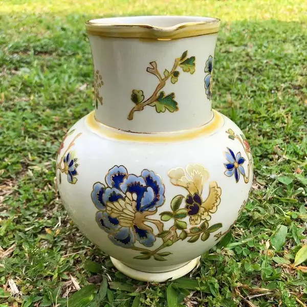 Foto de um(a) Antiga Grande Jarra Vitoriana Em Cerâmica Húngara Zsolnay, da categoria de Jarros. Zsolnay (fundada em 1853) Antiga e grande jarra em cerâmica artística húngara, pintada à mão, com decoração floral e fios de... Mostrado de uma perspectiva diferente. Vendido no marketplace Trésors.