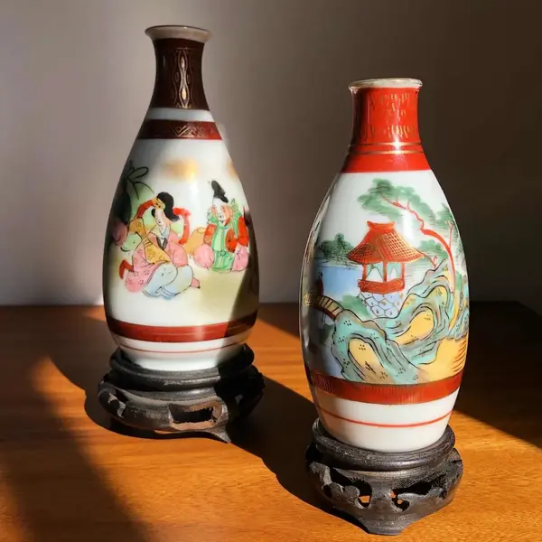 Foto de um(a) Antigo Par De Pequenos Vasos Orientais Porcelana Japonesa, da categoria de Vasos. Antigo par de vasinhos orientais em porcelana japonesa, pintados à mão. Base em madeira de lei. Altura 14 e 17cm. Mostrado de uma perspectiva diferente. Vendido no marketplace Trésors.
