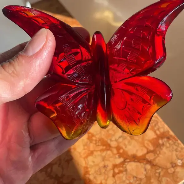 Foto de um(a) Fenton Glass Antiga Escultura De Borboleta Cristal Art Deco, da categoria de Escultura. Fenton Glass. Antiga escultura artística de borboleta em cristal. Peça catalogada, feita à mão, assinada e com selo original... Mostrado de uma perspectiva diferente. Vendido no marketplace Trésors.