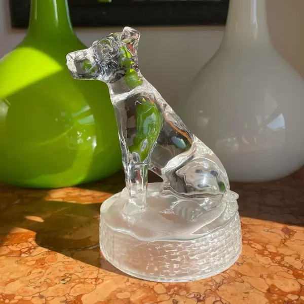 Foto de um(a) Antiga Escultura De Cachorro Art Deco Em Cristal Francês, da categoria de Escultura. Luminarc - Verrerie D’arques, France. Antiga escultura artística representando cachorro lapidado em cristal francês de... Mostrado de uma perspectiva diferente. Vendido no marketplace Trésors.