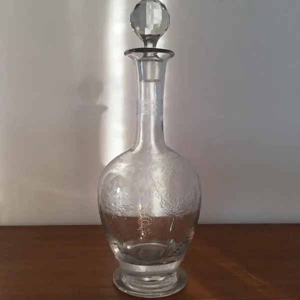 Foto de um(a) Antiga Garrafa Licoreira Em Cristal Francês Saint Louis, da categoria de Garrafas. Linda garrafa fruteira em cristal Saint Louis, ricamente lavrada com flores e volutas. Em perfeito estado. Meados de 1920.... Mostrado de uma perspectiva diferente. Vendido no marketplace Trésors.