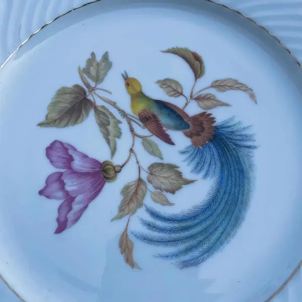 Foto de um(a) Antigo Par De Pratos Medalhões Porcelana Vista Alegre, da categoria de Pratos Decorativos. Vista Alegre. Antigo e lindo par de pratos decorativos em porcelana artística alemã, decoração com aves e filetes de ouro... Mostrado de uma perspectiva diferente. Vendido no marketplace Trésors.