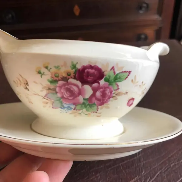 Foto de um(a) Antiga Molheira Art Deco Porcelana Japonesa Japão Ocupado, da categoria de Outros utensílios. Molheira em porcelana Japão ocupado, ricamente decorada com flores e acabamento com filetes de ouro. Impecável. Medidas... Mostrado de uma perspectiva diferente. Vendido no marketplace Trésors.