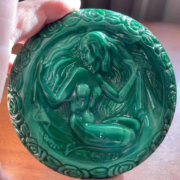 Foto de um(a) Antiga Caixa Porta Jóias Ingrid Malaquita Glass Art Deco, da categoria de Porta-Jóias. Malachite Glass. Ingrid Glass by Heinrich Hoffmann. Antiga caixa porta jóias em vidro artístico de malaquita. Linda... Mostrado de uma perspectiva diferente. Vendido no marketplace Trésors.