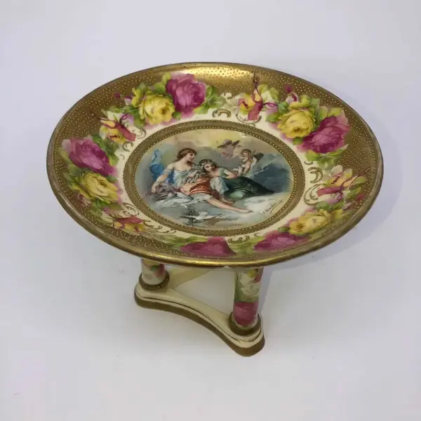 Foto de um(a) Antigo Raro Porta Cartões Porcelana Alemã Art Nouveau, da categoria de Outros objetos decorativos. Antiga fruteira, centro de mesa, porta cartões, peça super versátil, em porcelana artista alemã. Belíssima e rica decoração... Mostrado de uma perspectiva diferente. Vendido no marketplace Trésors.