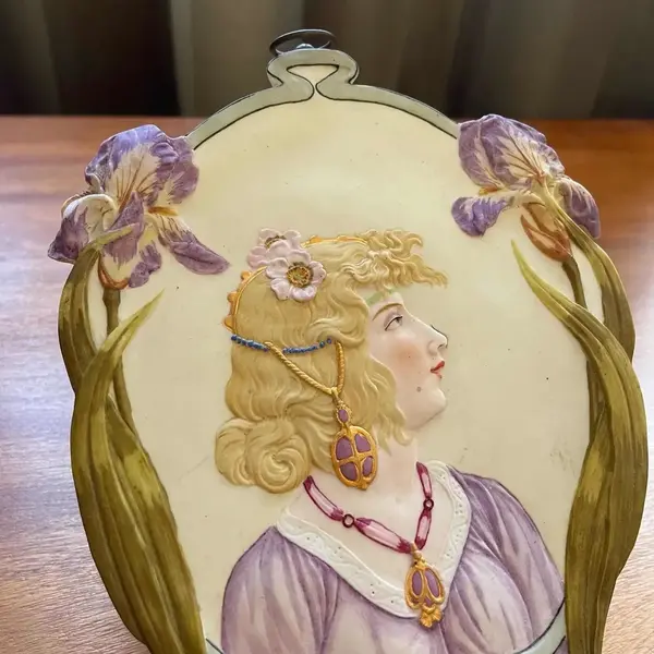 Foto de um(a) Antiga Placa Escultura De Dama Art Nouveau Biscuit Francêsq, da categoria de Placas. ~ Art Nouveau ~ Antiga e linda placa decorativa em biscuit francês, peça toda artística, feita e pintada à mão. Os detalhes... Mostrado de uma perspectiva diferente. Vendido no marketplace Trésors.