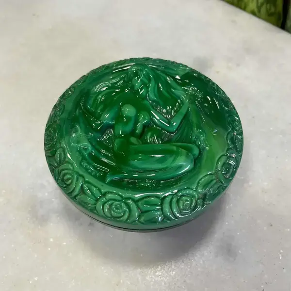 Foto de um(a) Antiga Caixa Porta Jóias Ingrid Malaquita Glass Art Deco, da categoria de Porta-Jóias. Malachite Glass. Ingrid Glass by Heinrich Hoffmann. Antiga caixa porta jóias em vidro artístico de malaquita. Linda... Mostrado de uma perspectiva diferente. Vendido no marketplace Trésors.