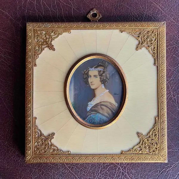 Foto de um(a) Miniature Portrait Antigo Quadrinho Camafeu Pintado À Mão, da categoria de Pinturas. Miniature Portrait. Antigo e lindo quadrinho Camafeu Europeu com figura de dama pintado à mão em folha de marfim. Moldura em... Mostrado de uma perspectiva diferente. Vendido no marketplace Trésors.