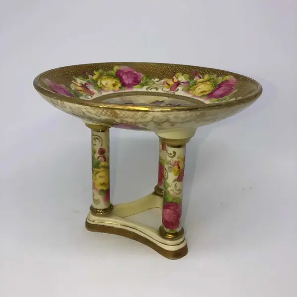 Foto de um(a) Antigo Raro Porta Cartões Porcelana Alemã Art Nouveau, da categoria de Outros objetos decorativos. Antiga fruteira, centro de mesa, porta cartões, peça super versátil, em porcelana artista alemã. Belíssima e rica decoração... Mostrado de uma perspectiva diferente. Vendido no marketplace Trésors.